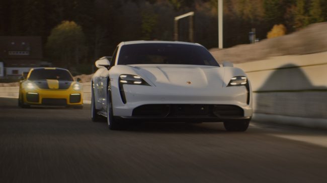 Porsche Taycan electrifica o Super Bowl