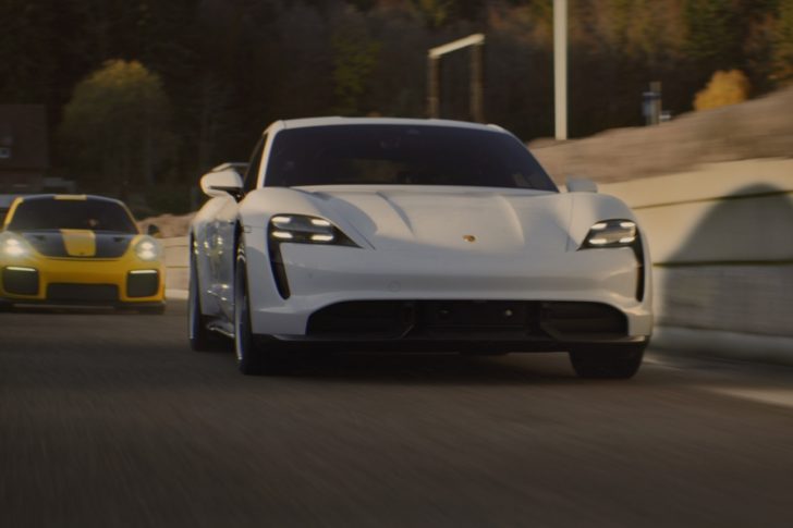 Porsche Taycan electrifica o Super Bowl