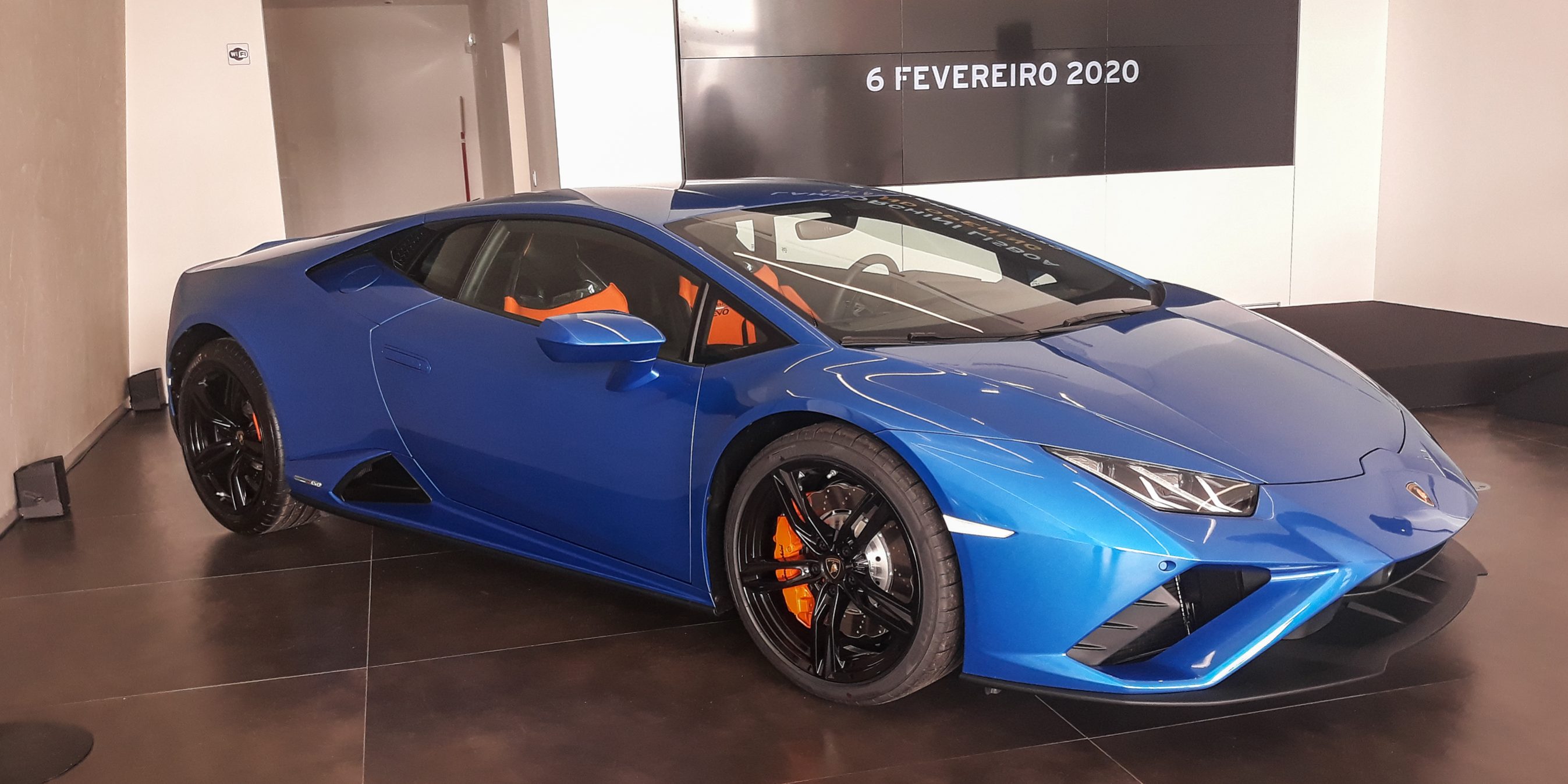 Passei um dia com a Lamborghini e agora não tiro os olhos do telemóvel