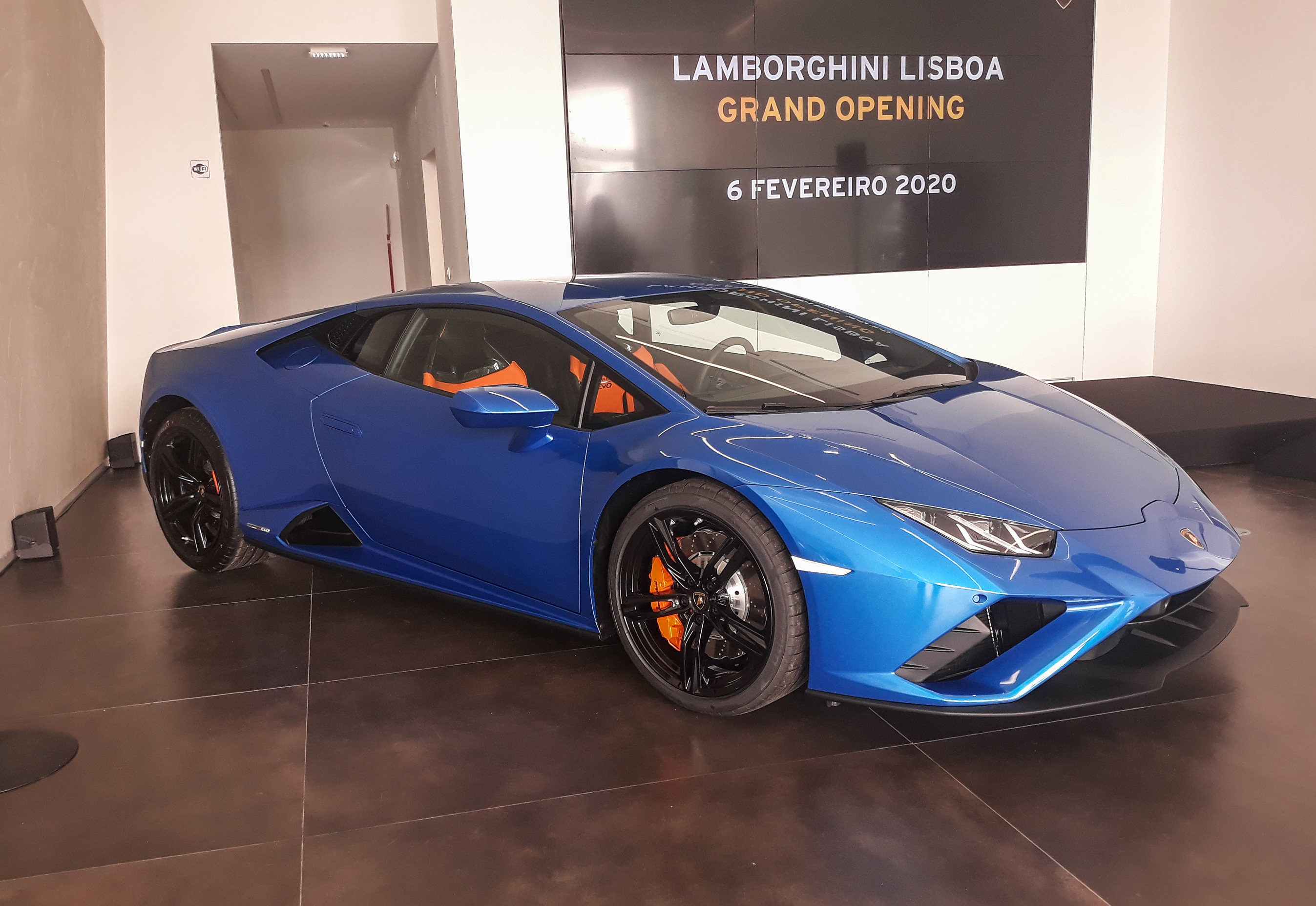 Passei um dia com a Lamborghini e agora não tiro os olhos do telemóvel