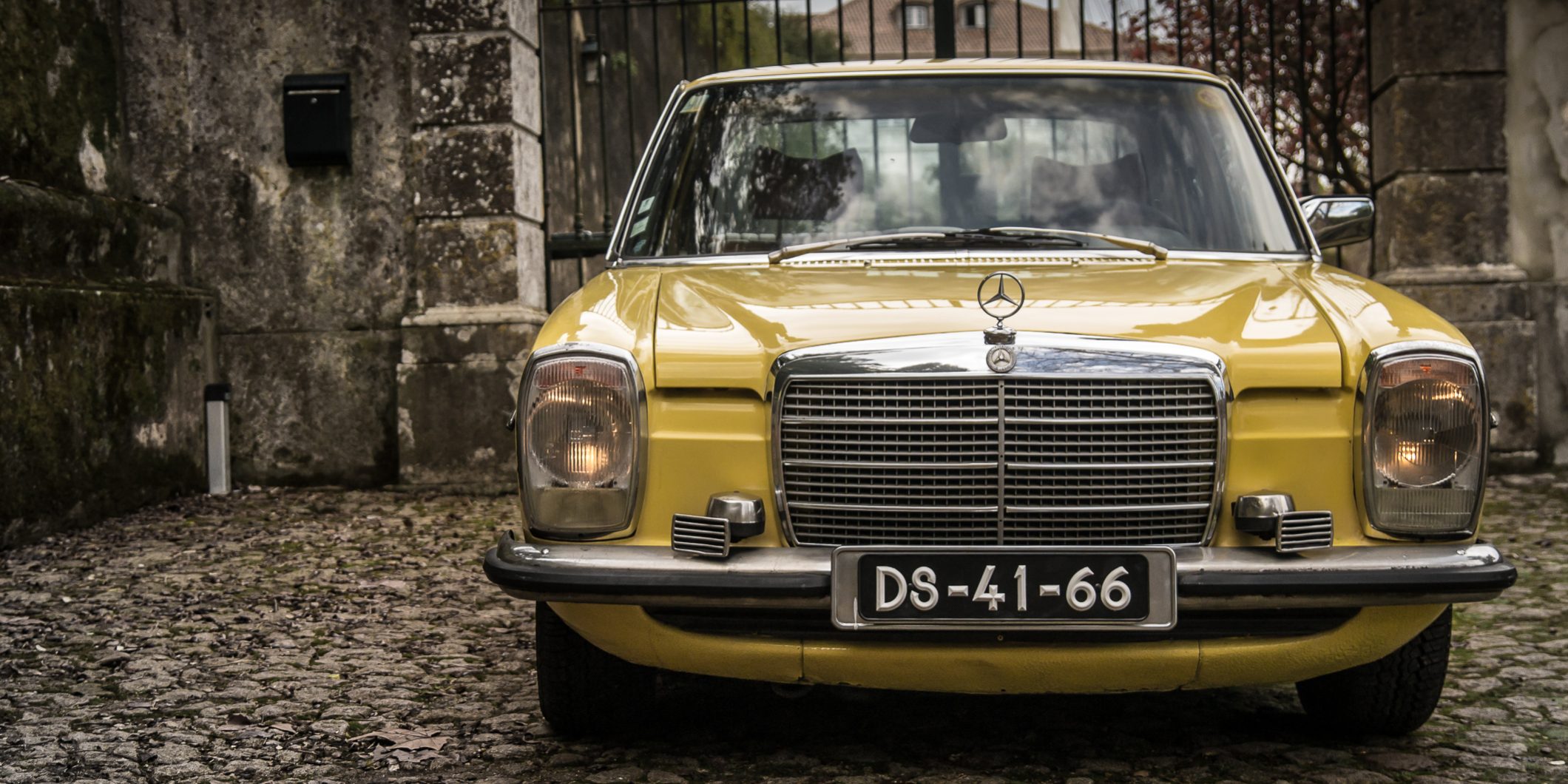 Este Mercedes-Benz W115 esteve adormecido durante 13 anos