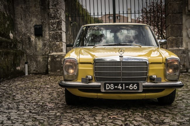 Este Mercedes-Benz W115 esteve adormecido durante 13 anos