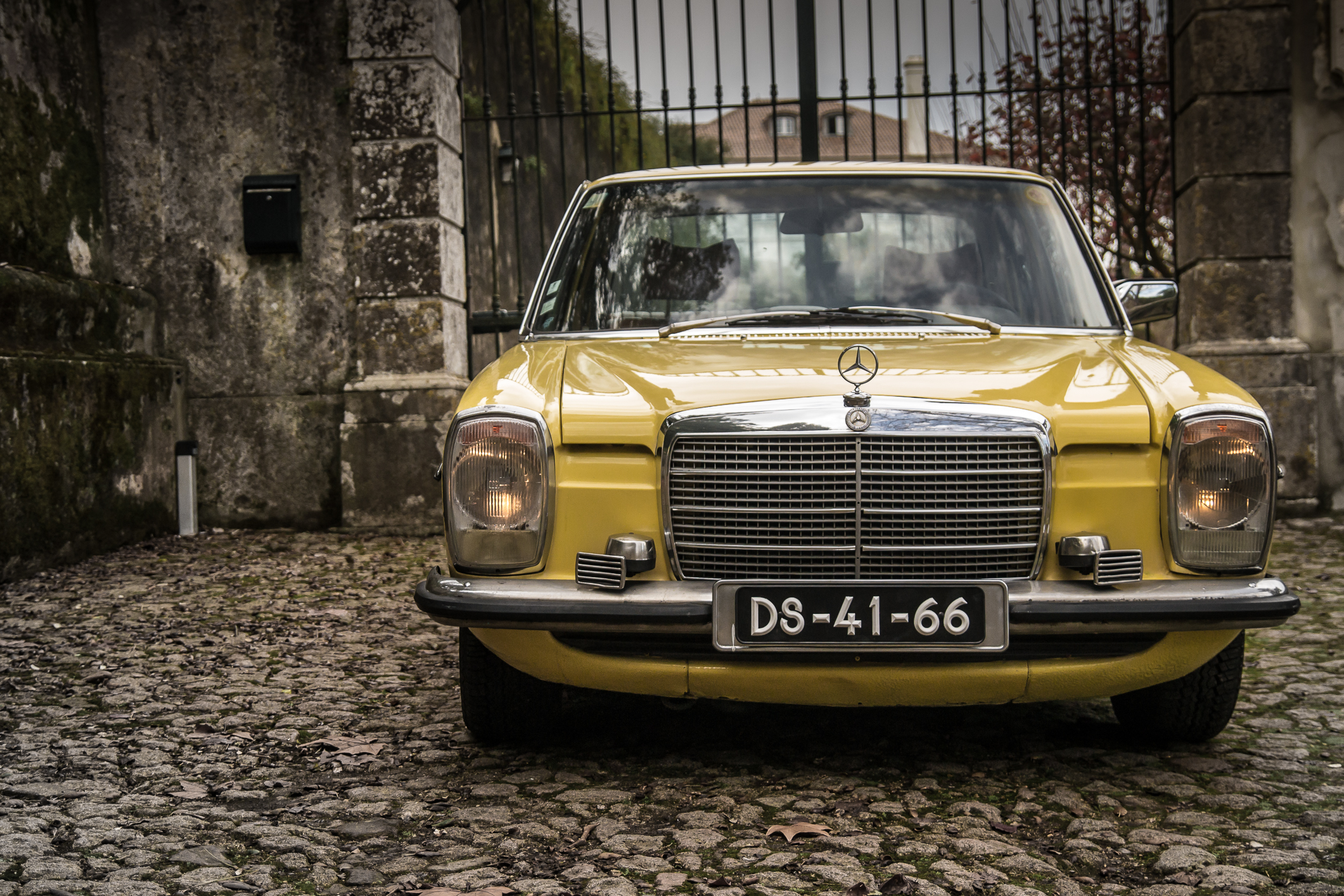 Este Mercedes-Benz W115 esteve adormecido durante 13 anos