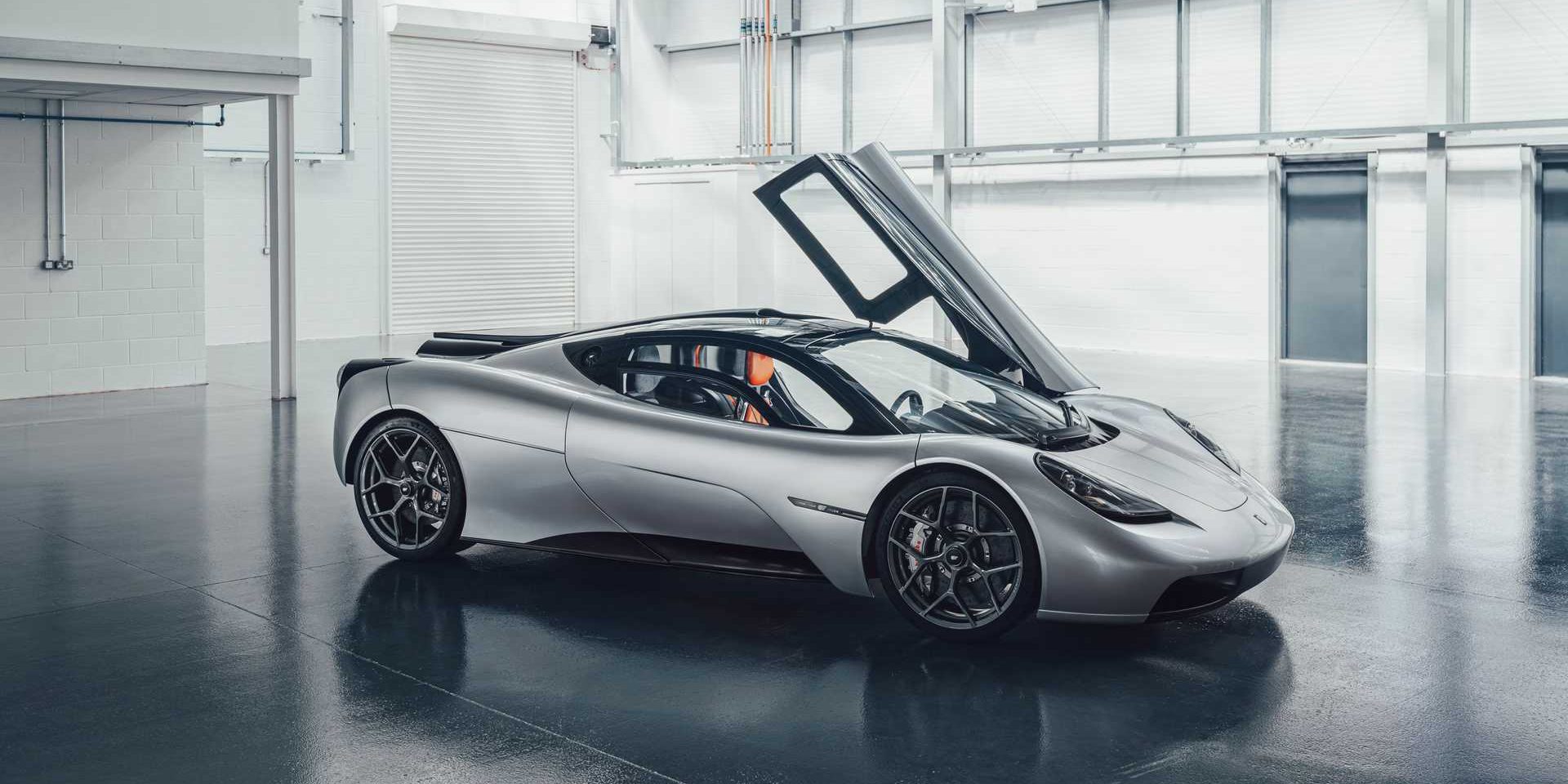 gordon-murray-automotive-t.50-front-three-quarters-door-up GMA T.50, o supercarro com três pedais que todos gostávamos de ter