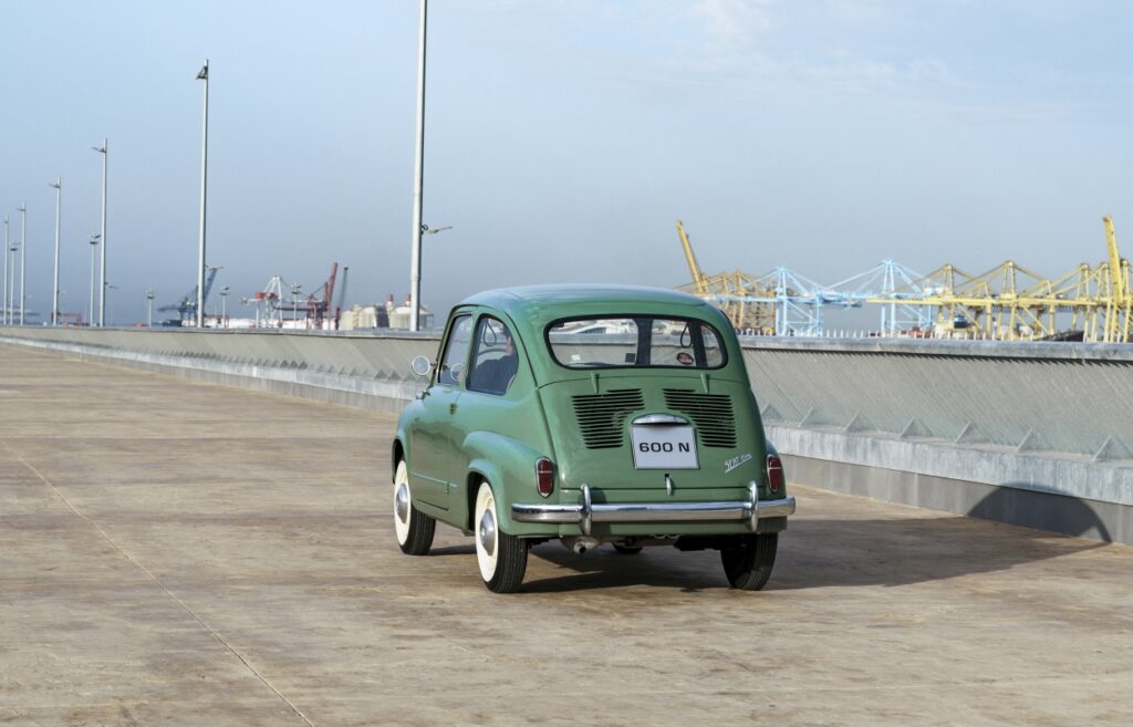 SEAT 600