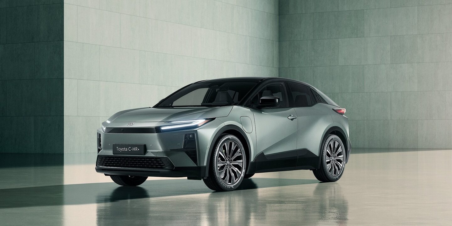 2025-Toyota-CHR-02